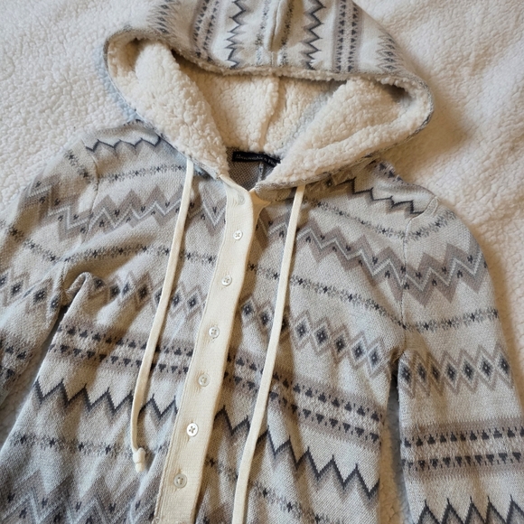 Abercrombie grey and white stretchy patterned hooded button up romper - Picture 2 of 3